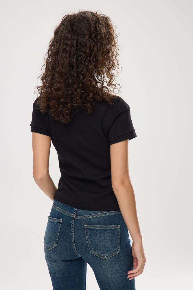 חולצת טי עם כפתורי זהב image number undefined
